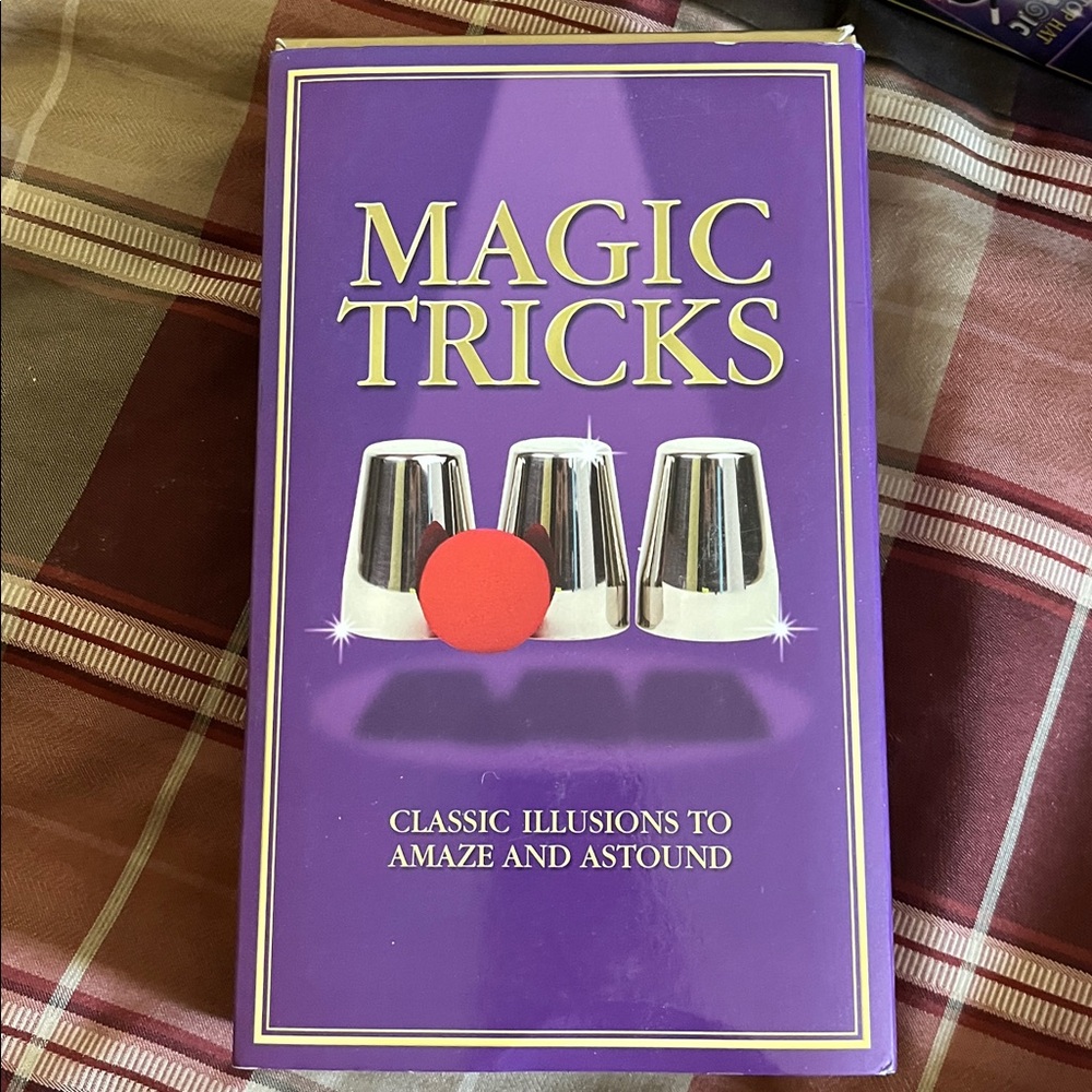Classic Cup & Ball Magic Trick Set — Silver metal cups Red Balls sleight of hand